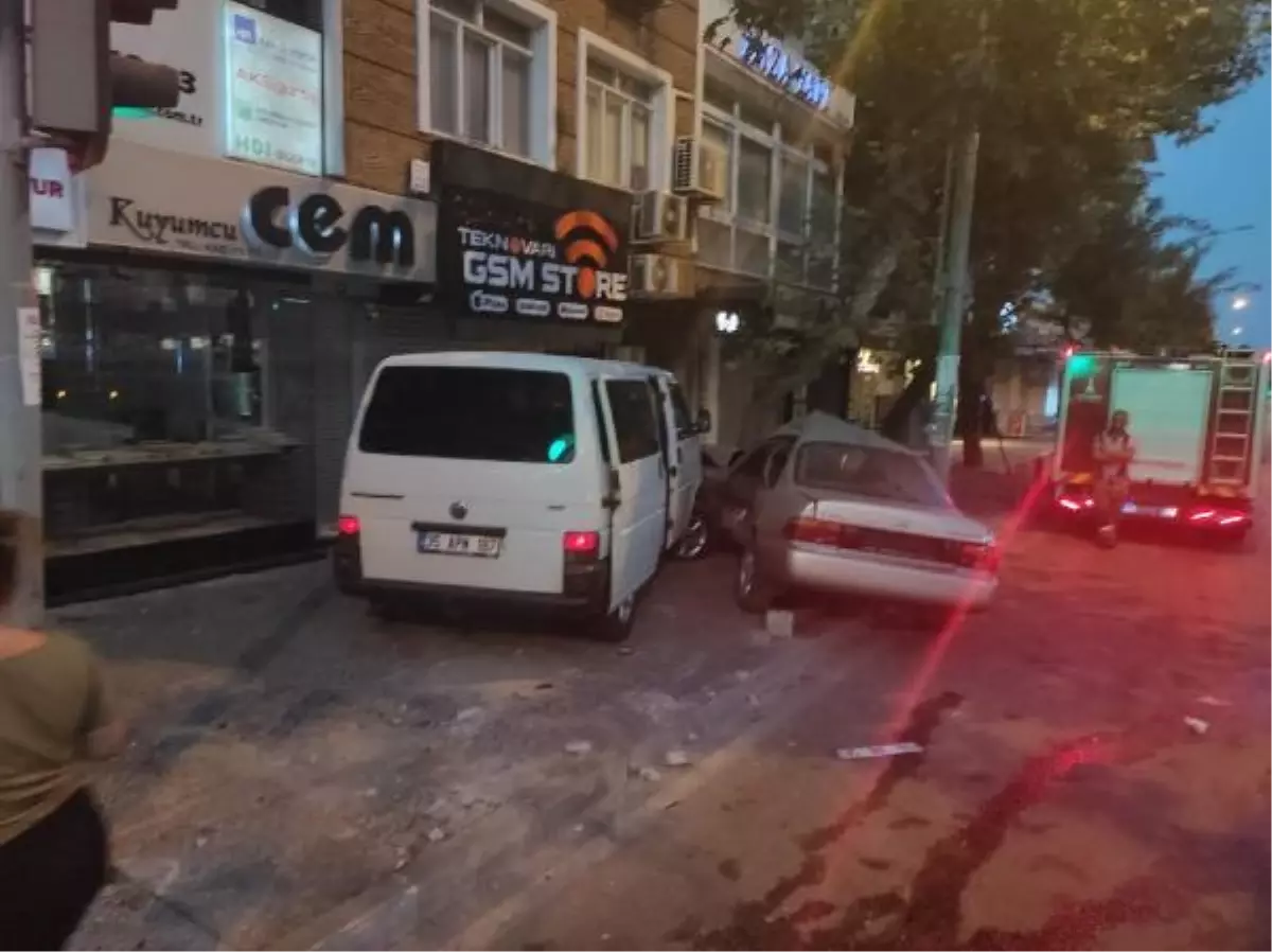 Minibüsün çarptığı otomobilin sürücüsü öldü