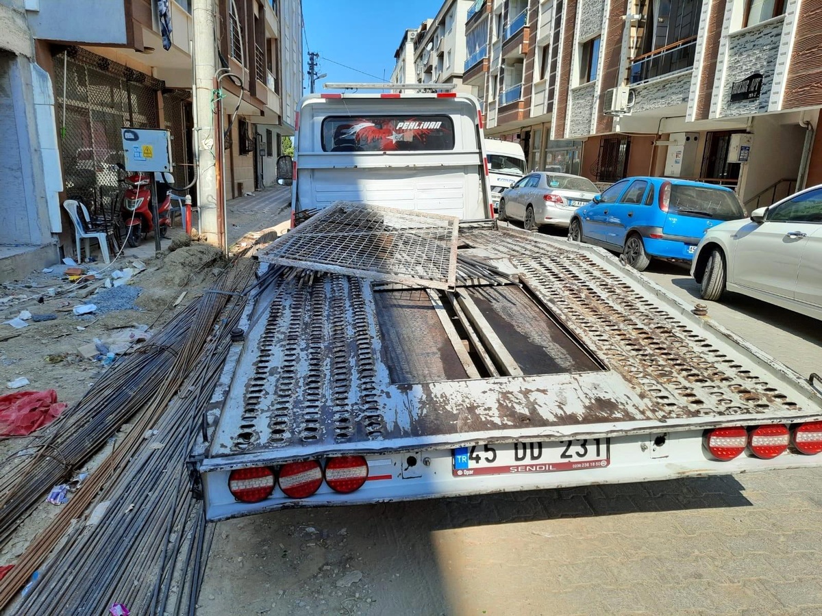 Oto kurtarıcı ile inşaattan demir çalarken yakalandı
