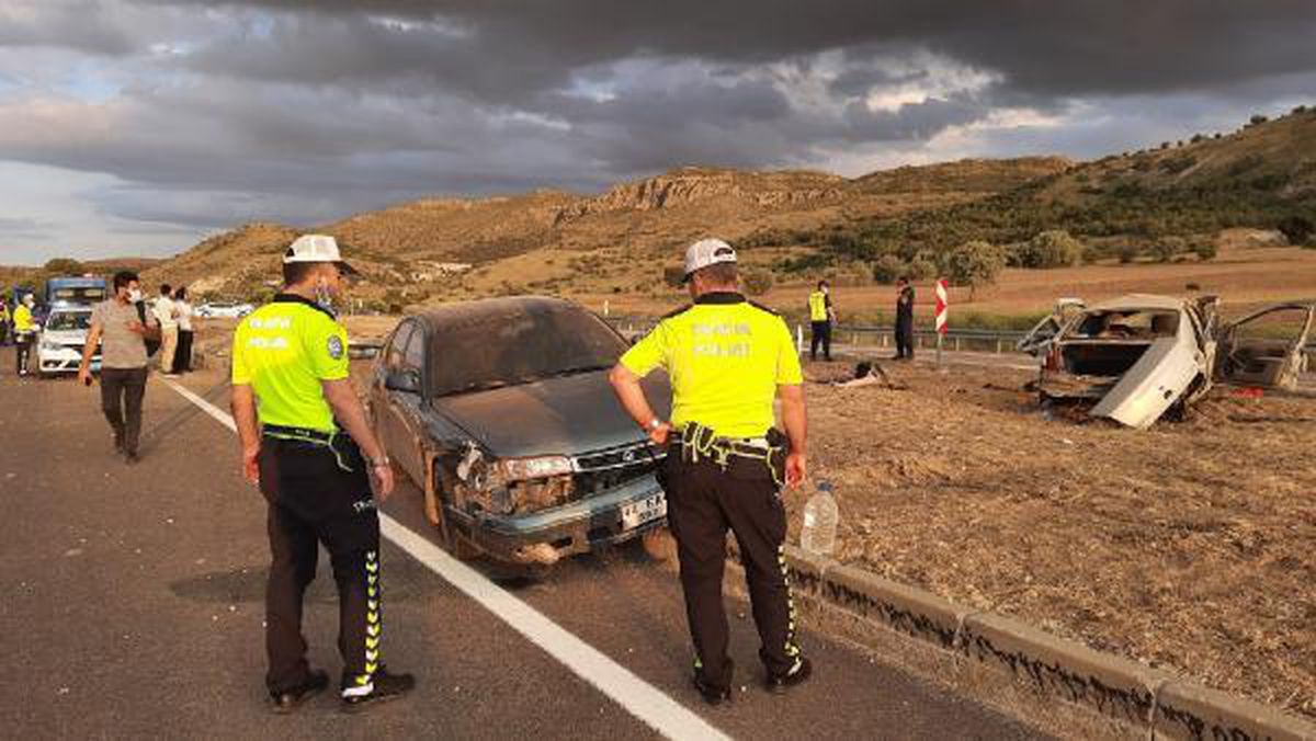 Otomobillerin çarpışmasıyla camdan fırladılar: 4 ölü