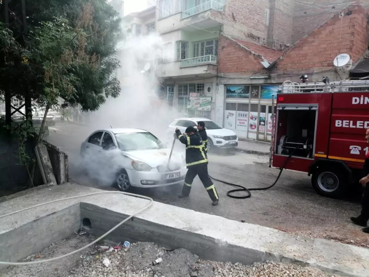 Park halindeki araçta çıkan yangın paniğe neden oldu