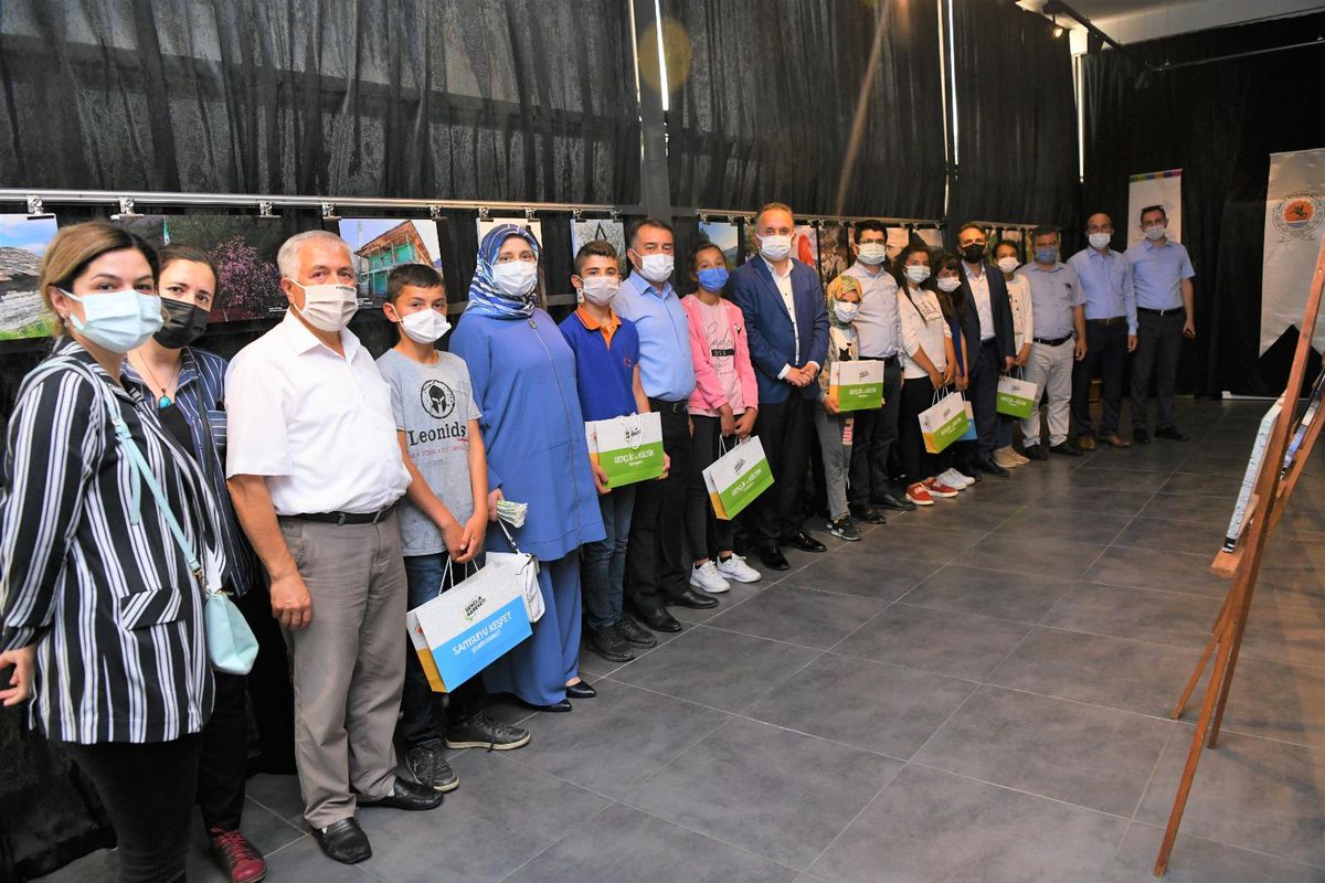 Samsun\'da ortaokul öğrencileri, çektikleri fotoğrafları satıp okullarının ihtiyaçlarını karşılayacak