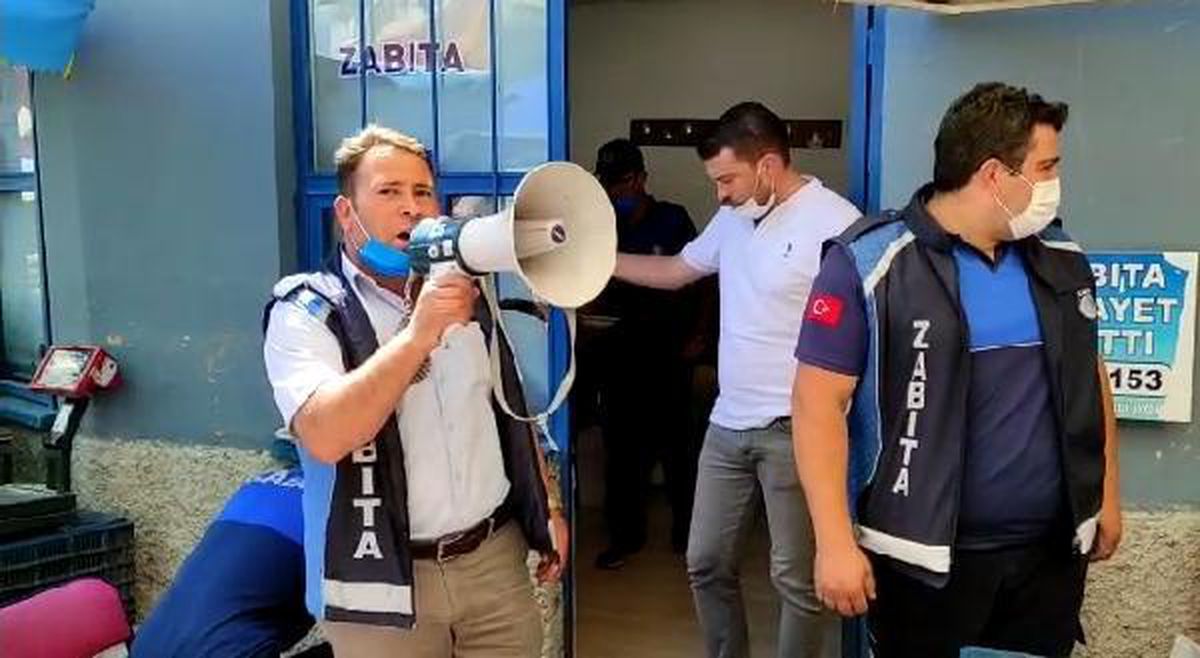 Zabıtadan pazarda megafonla aşı çağrısı
