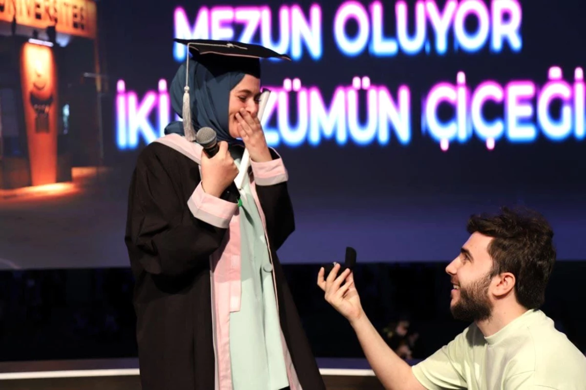 Aksaray\'da mezuniyet töreninde evlilik teklifi sürprizi