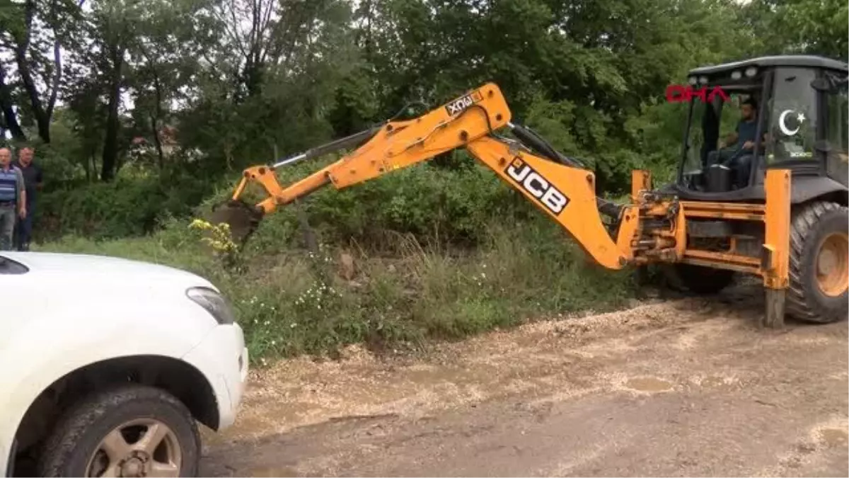 Son dakika haber... AKYAZI\'DA SEL BÖLGESİNDE YARALAR SARILIYOR