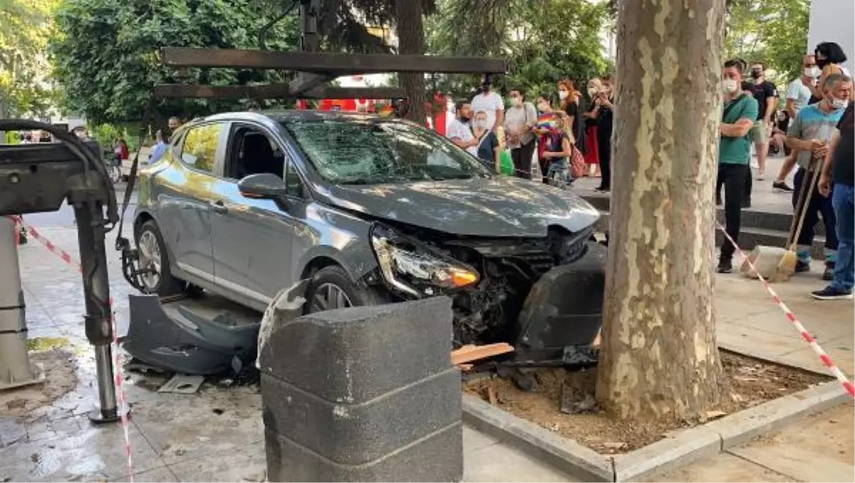 Bağdat Caddesi\'nde aşırı hız yapan otomobil önce kadına sonra ağaca çarptı