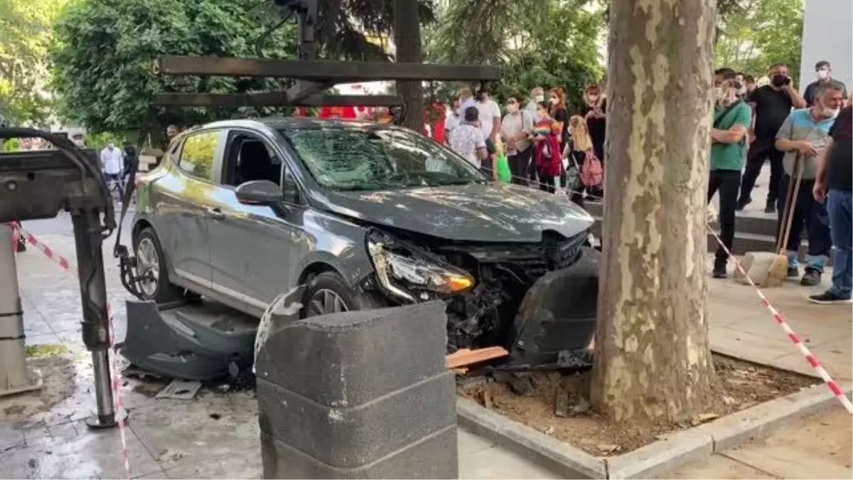 Bağdat Caddesi\'nde otomobilin çarptığı kadın yaralandı