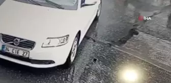 Bahçelievler'de ilginç olay kamerada: Hışımla aracından indi, düşürdüğü telefonun üzerinden geçti