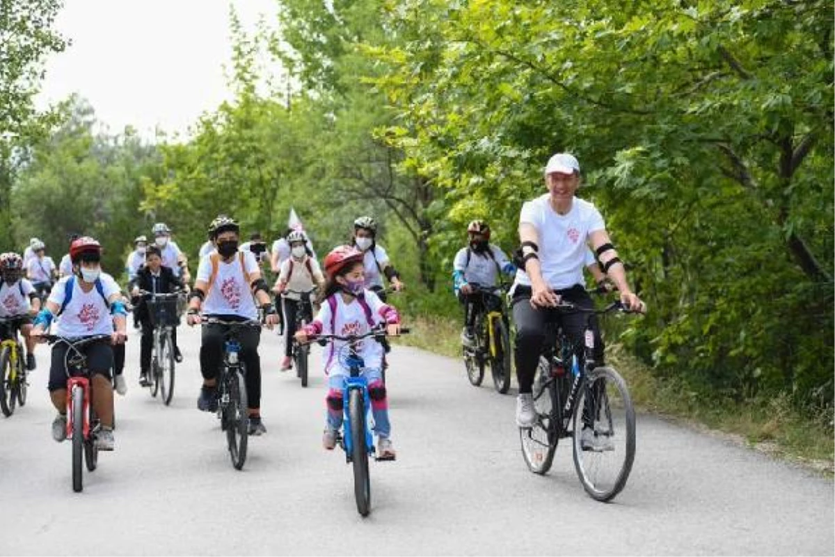 Milli Eğitim Bakanı Ziya Selçuk, Eymir Gölü\'nde öğrencilerle bisiklet sürdü