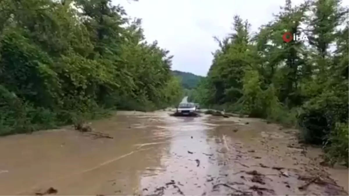 Bartın\'da karayolunda taşkın meydana geldi