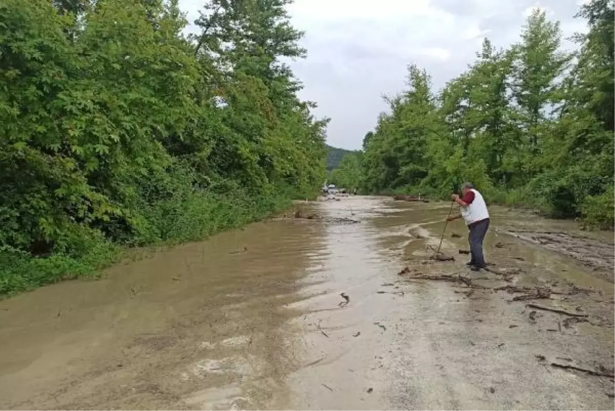 BARTIN\'DA TAŞAN DERE YOLU KAPATTI