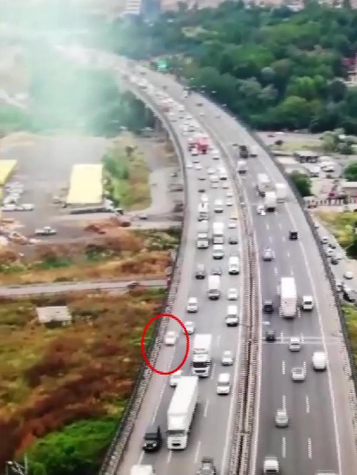 Başakşehir\'de emniyet şeridini ihlal eden sürücü drone ile yakalandı