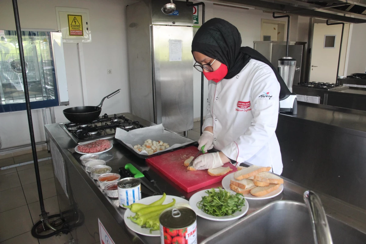 Bursa\'da aşçılık eğitimi alan liseliler, öğretmenleriyle "bayat ekmekli" tariflerini tanıttı