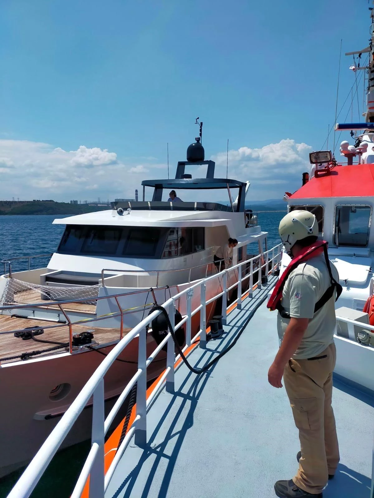 Çanakkale açıklarında sürüklenen teknedeki 5 kişi kurtarıldı
