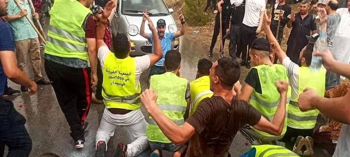 Cezayir\'de orman yangınlarını söndürme çalışmaları sırasında yağan yağmur sevindirdi