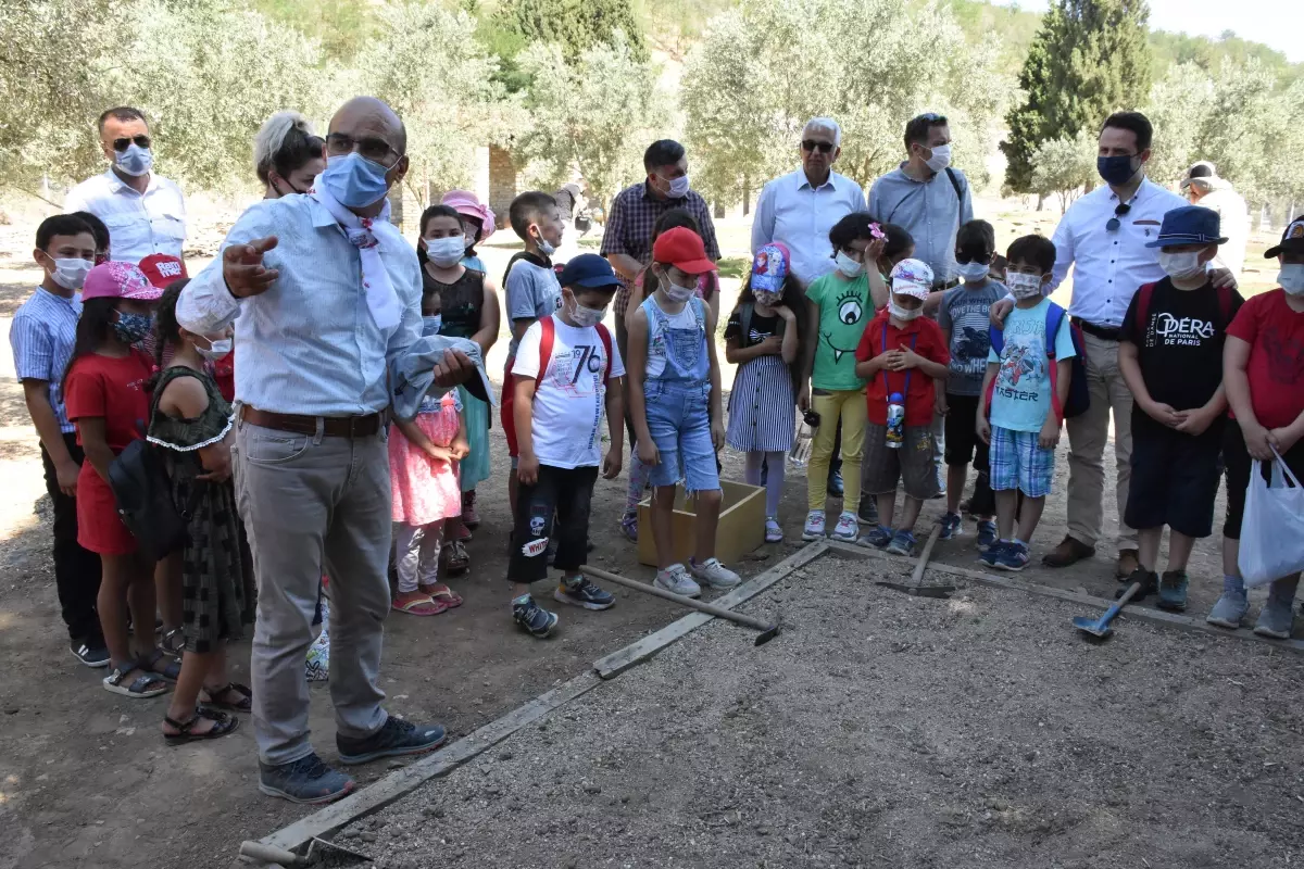 Çocuklar Stratonikeia Antik Kenti\'nde temsili kazı yaptı