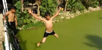 Son dakika... Çocuklar yasak ve tehlikeli olmasına rağmen gölde serinliyor
