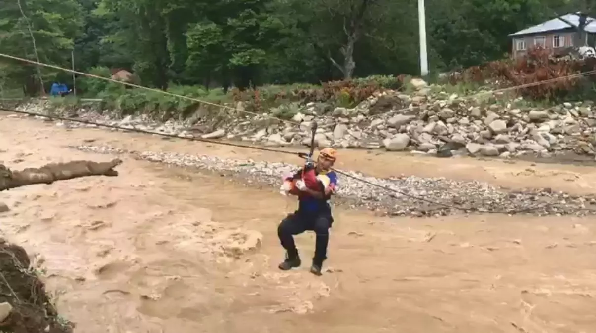 Çöken yol sebebiyle mahsur kalan 7 kişilik aile, halatlarla kurtarıldı