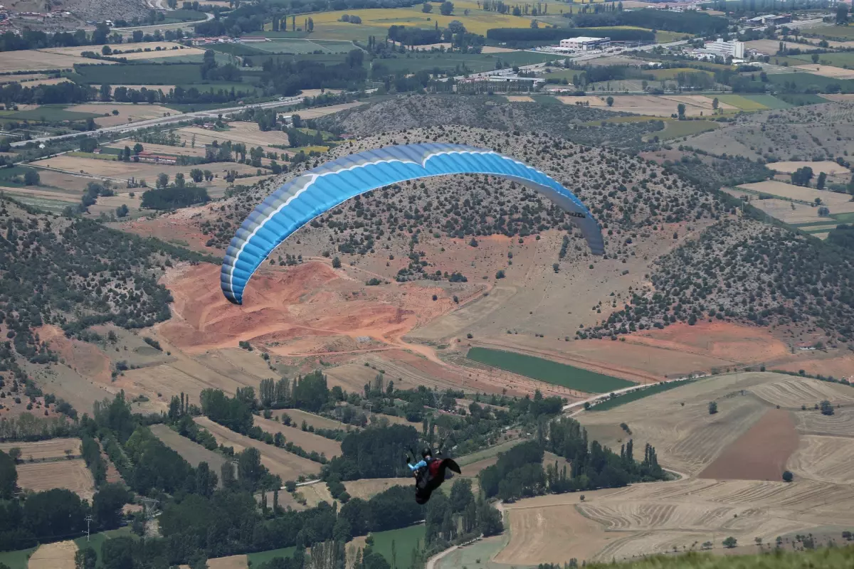 Cross Country Uluslararası Yamaç Paraşütü Mesafe Yarışı, Tokat\'ta sürüyor