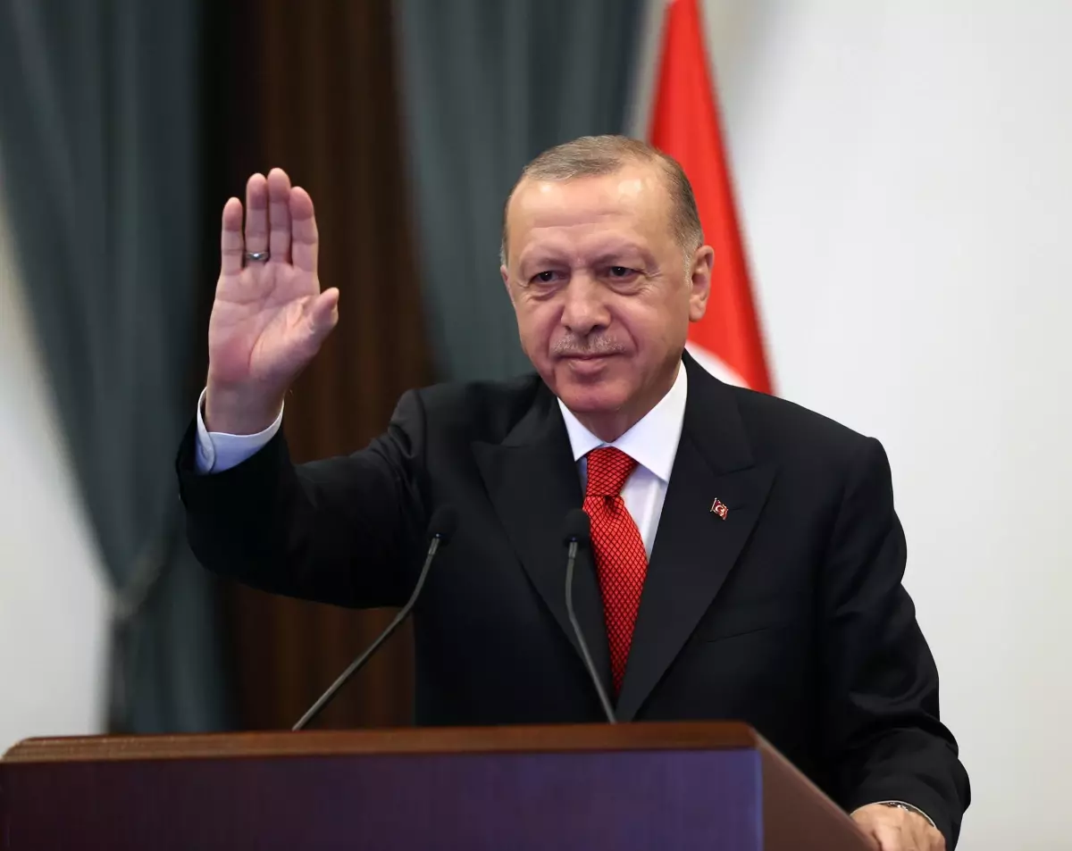 Cumhurbaşkanı Erdoğan: "Vatan savunmasında karşılaştığımız tüm haksızlıkları ve hukuksuzlukları kendi göbeğimizi kendimiz keserek aşmakta kararlıyız."