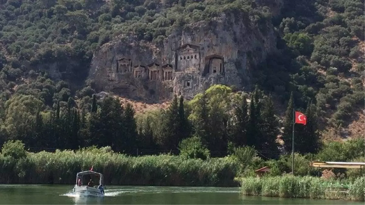 Dalyan\'da çamur banyoları ve İztuzu plajı turistlerin vazgeçilmezi oldu