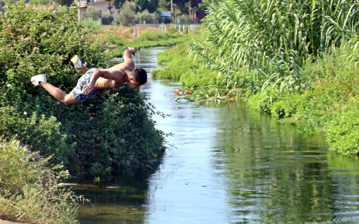 Denize evleri uzak kalan gençlerin tehlikeli kanal serinliği