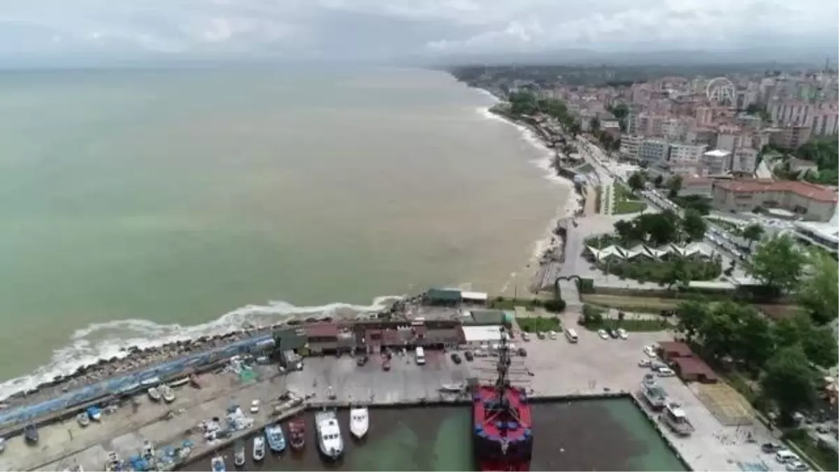 (DRONE) Akçakoca\'da yağış sonrası oluşan çamurlu su denizin rengini değiştirdi