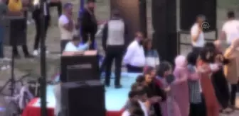 Son dakika haber! ESKİŞEHİR - Maske ve mesafe kurallarını hiçe sayıp 'halay çeken' onlarca kişiye polisten uyarı