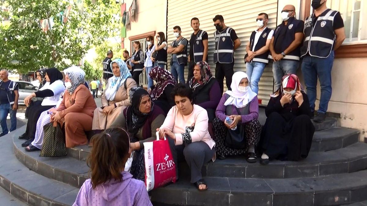 Evlat nöbetindeki anne Hatice Levent, kızını HDP ve PKK\'dan almakta kararlı