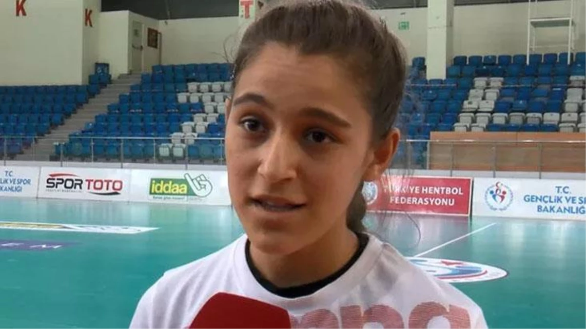Gözyaşları içinde verdiği röportajla gündem olan hentbolcu Merve Akpınar\'ın okuluna alınmadığı iddiası
