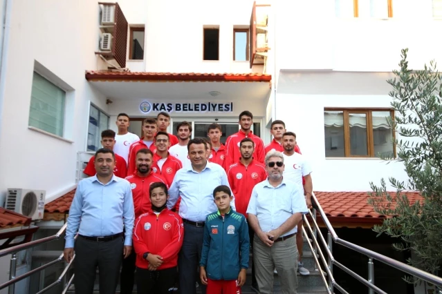 Kaş Belediyesinin güreş takımı Edirne'ye uğurlandı