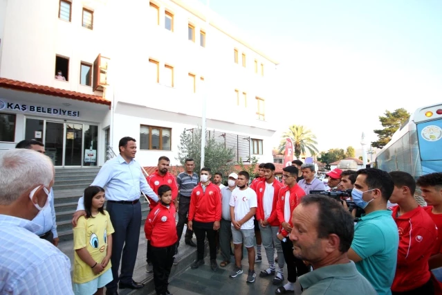 Kaş Belediyesinin güreş takımı Edirne'ye uğurlandı