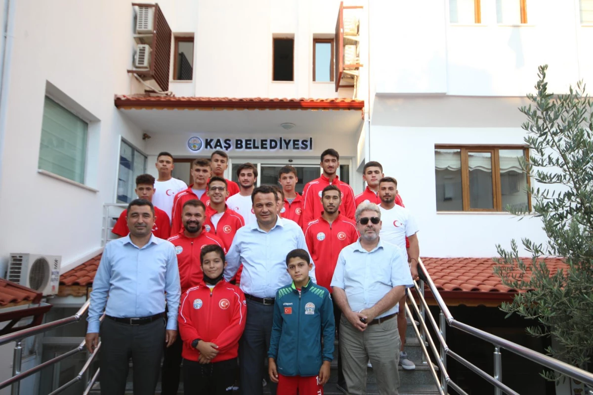 Kaş Belediyesinin güreş takımı Edirne\'ye uğurlandı
