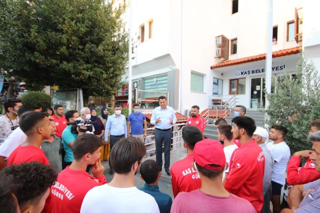 Kaş Belediyesinin güreş takımı Edirne'ye uğurlandı