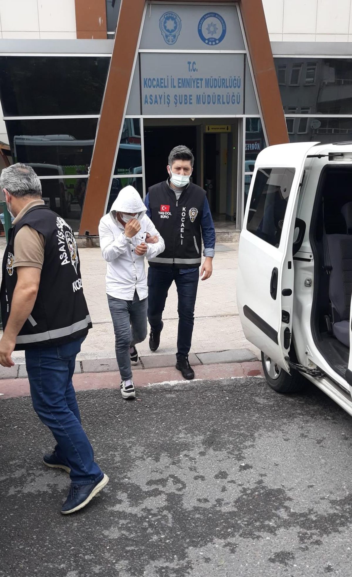Kocaeli\'de kendilerini polis olarak tanıtıp dolandırıcılık yapan 2 zanlı tutuklandı