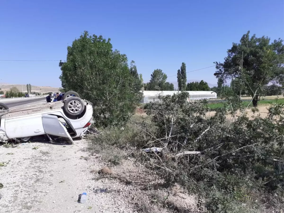 Korkuteli\'de ağaca çarpıp takla atan otomobildeki 3 kişi yaralandı