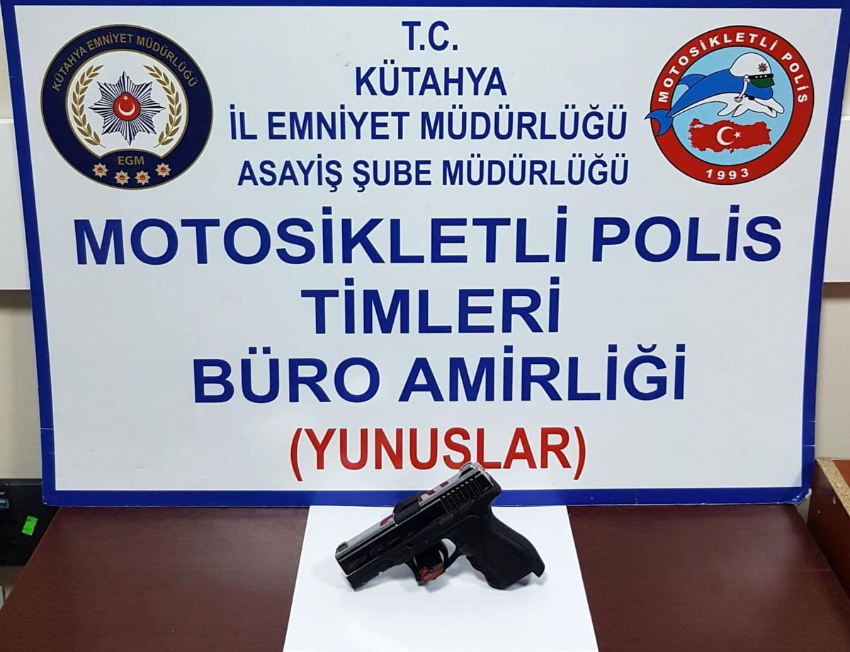 Kütahya\'da ruhsatsız otomatik tüfek ve kurusıkı tabanca ele geçirildi