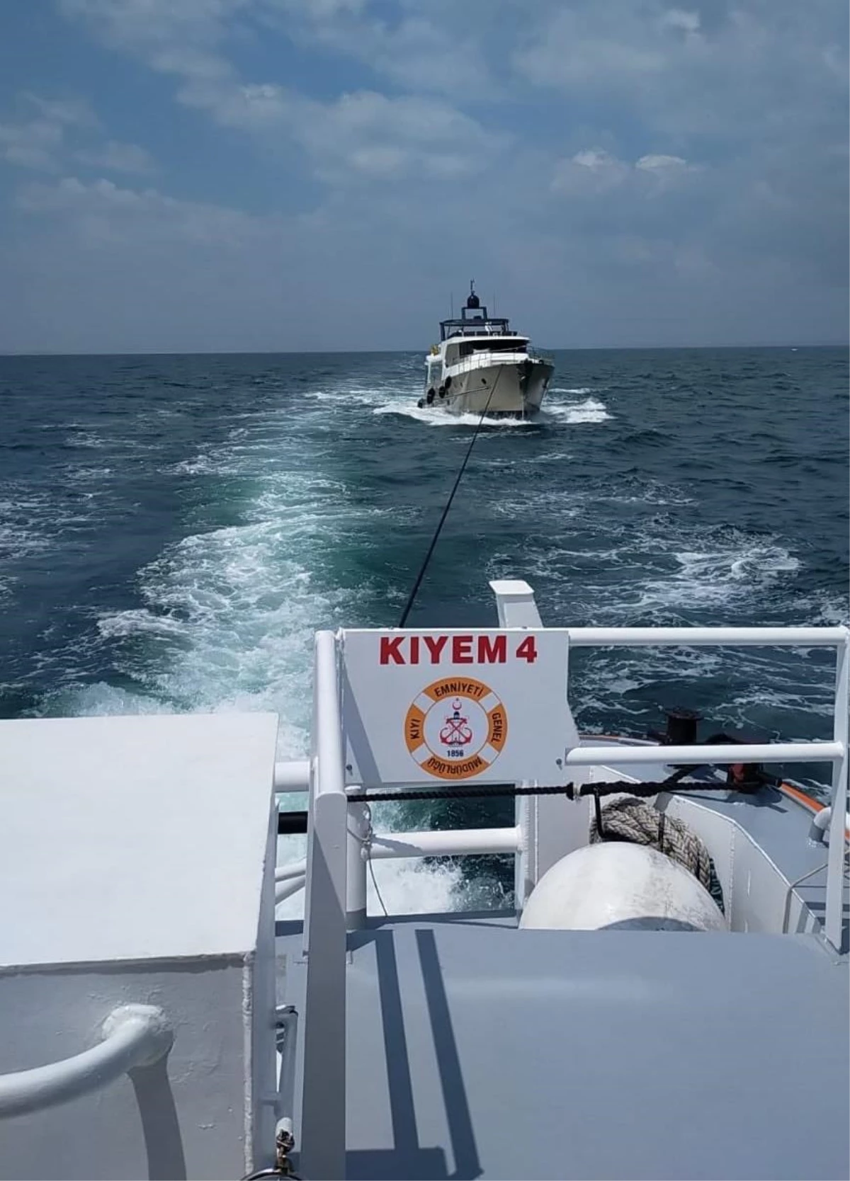 Marmara Denizi\'nde makinesi arızalanan tekne güvenli bölgeye götürüldü
