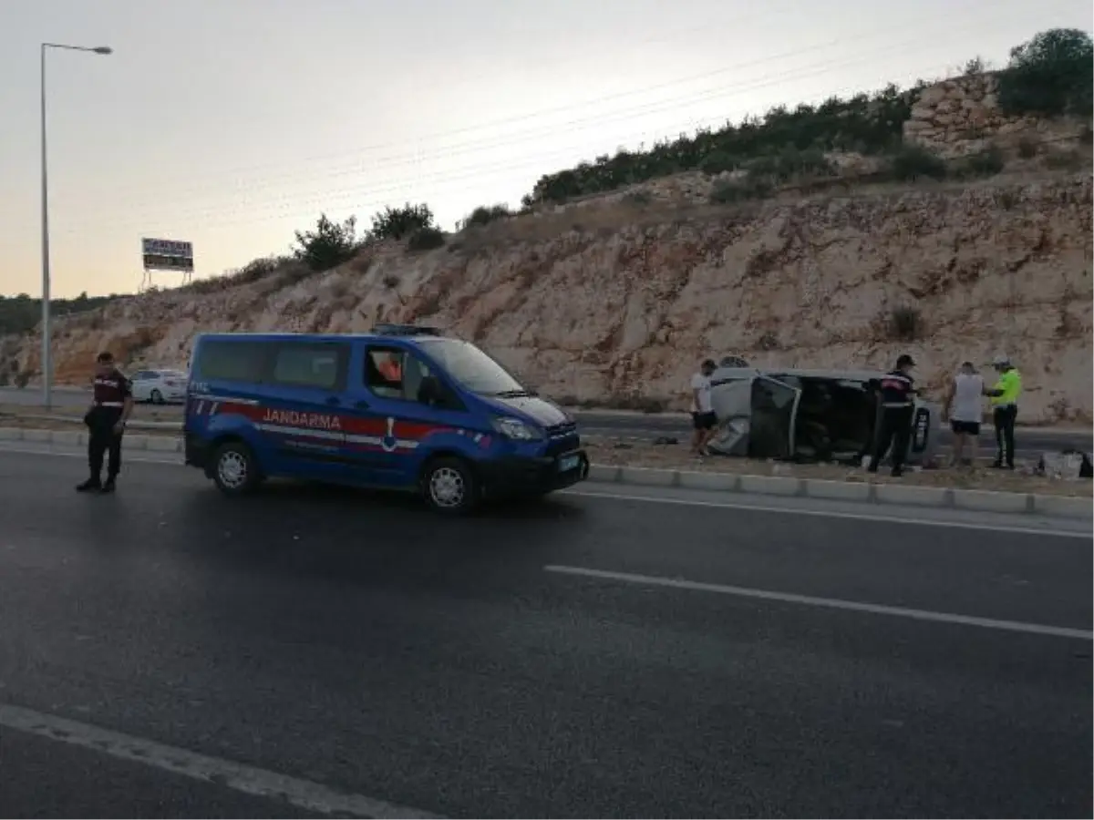 OTOMOBİL, REFÜJE ÇIKIP, AYDINLATMA DİREĞİNE ÇARPTI: 4 YARALI