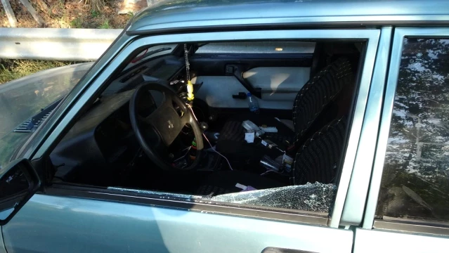 Otomobilin camından kurşun yağdırdı, işyerindekiler kaçacak yer aradı