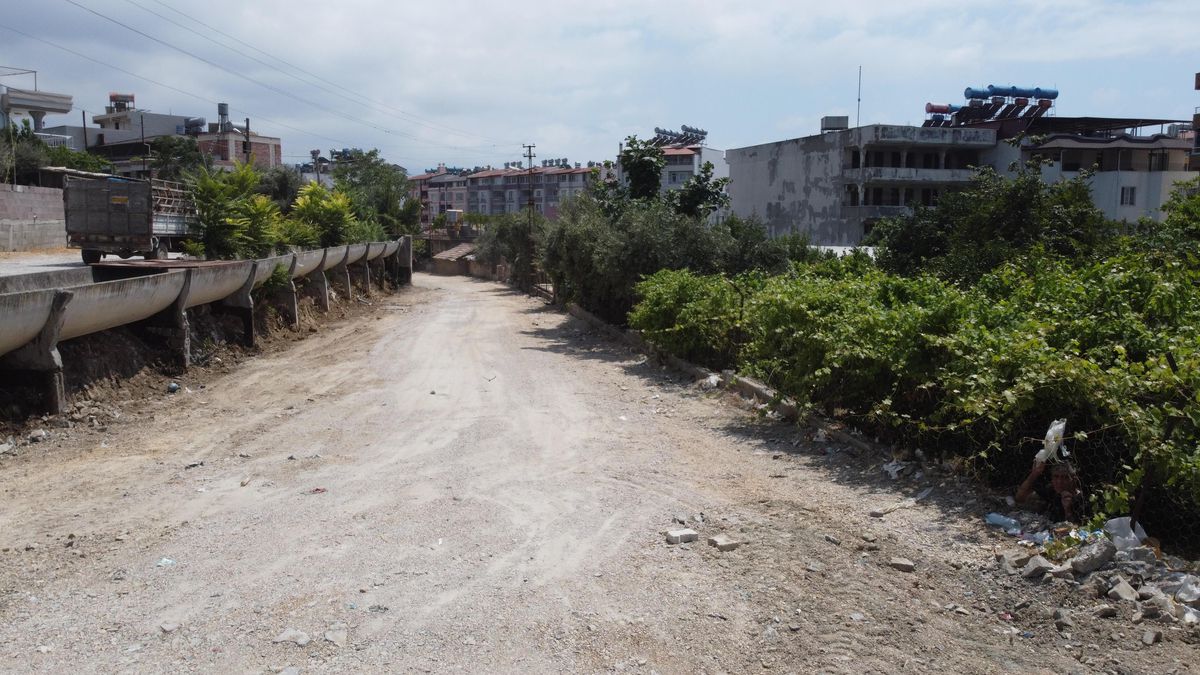 Samandağ Belediyesi Fen İşleri Müdürlüğü\'ne bağlı ekipler ilçenin farklı noktalarında çalışmalarını sürdürüyorlar