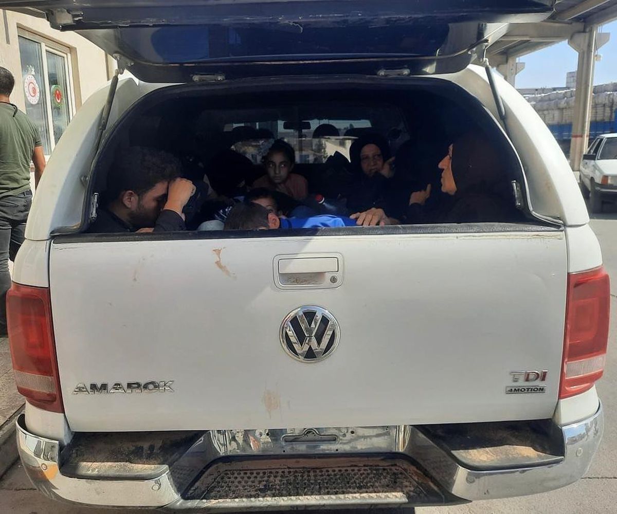 Şanlıurfa\'da bir araçta 17 düzensiz göçmen yakalandı