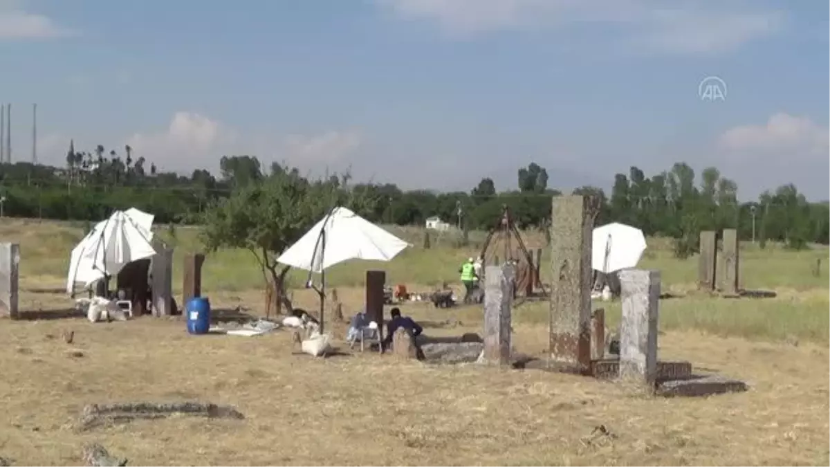 Son dakika: Selçuklu Meydan Mezarlığı\'nda kemer işlemeli mezar taşı tespit edildi