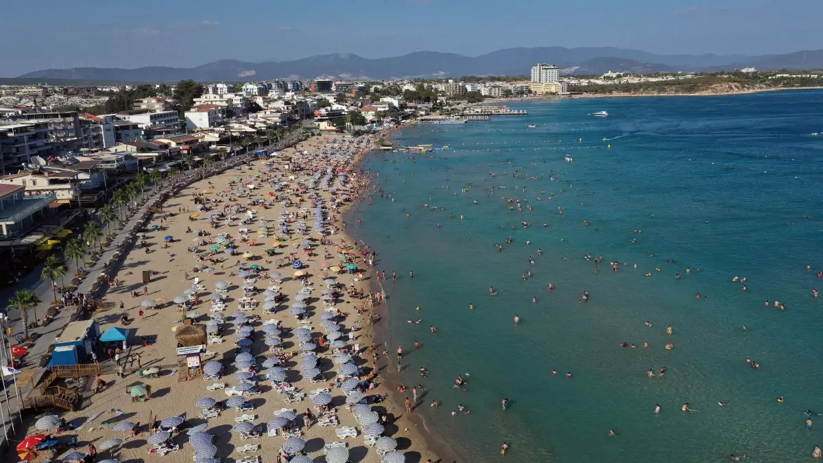 Sıcak hava dolayısıyla Kuşadası ve Didim sahillerinde yoğunluk oluştu