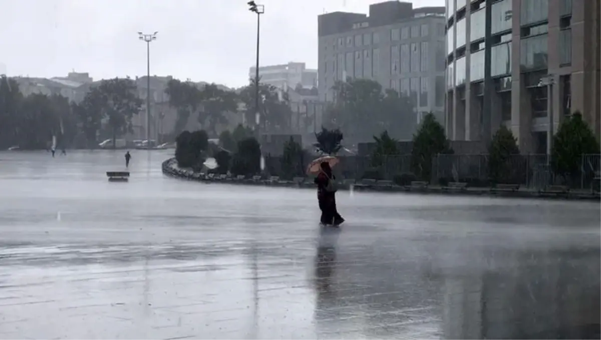 Şişli\'de aniden bastıran sağanak vatandaşlara zor anlar yaşattı