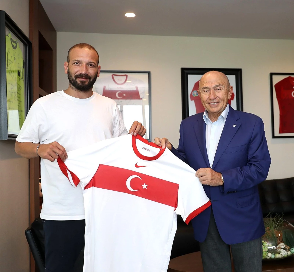 Türkiye Profesyonel Futbolcular Derneği Başkanı Saffet Akyüz\'den Nihat Özdemir\'e ziyaret