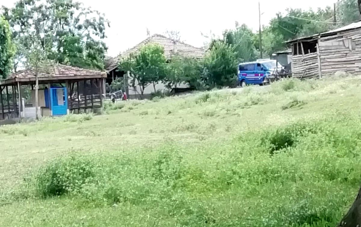 Tüfeğini temizlerken eşini vurdu