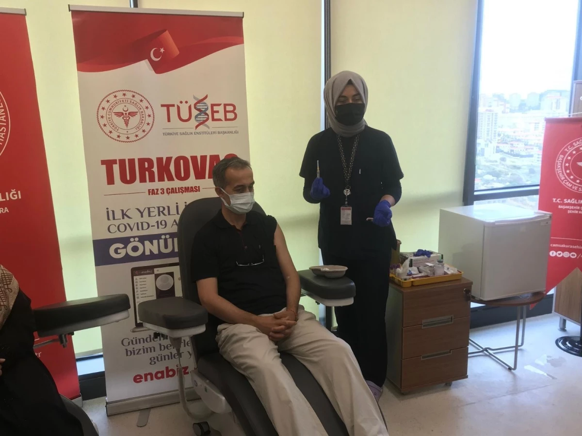 Turkovac\'ın Faz-3 çalışmaları kapsamında İstanbul\'da gönüllüler aşılanıyor