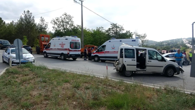 Uşak'ta 8 aracın karıştığı zincirleme kazada 8 kişi yaralandı
