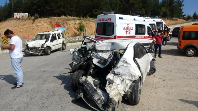 Uşak'ta 8 aracın karıştığı zincirleme kazada 8 kişi yaralandı