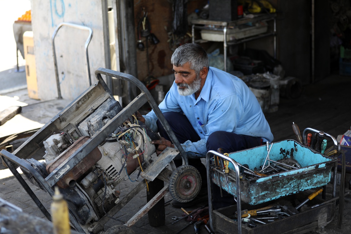 Yaz ortasında saatlerce elektriklerin kesildiği Irak\'ta halkın imdadına "mini jeneratörler" yetişiyor